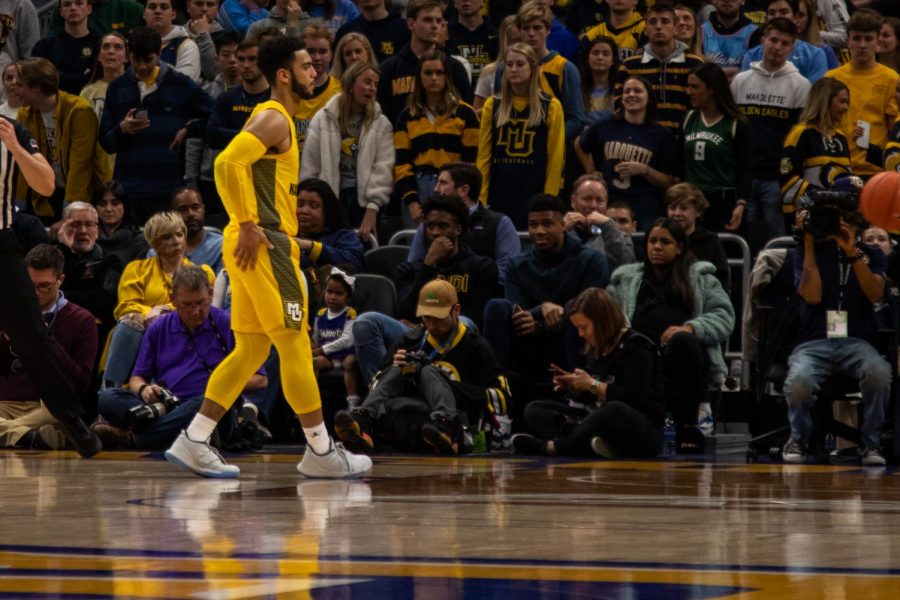 Former Marquette basketball alum Wesley Matthews watches Markus Howard (0) and the Golden Eagles with fellow Bucks teammate Giannis Antetokounmpo. 